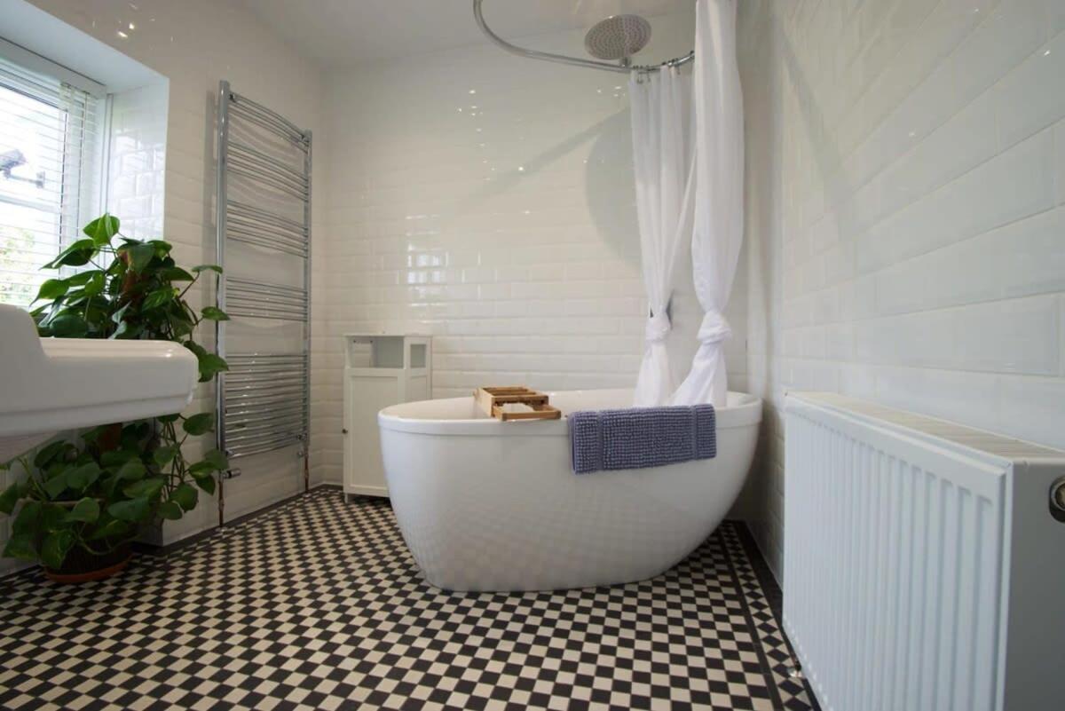 Spacious Town House With Swimming Pool Plymouth Exteriör bild